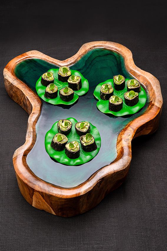 Bouchées Curty's — makis, présentation sur plateau bois et résine
